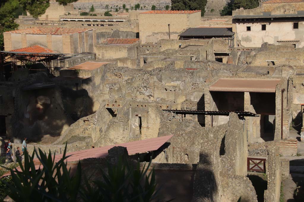 Ins Or II, 2, Herculaneum. Looking west from access roadway.
In the lower centre right of the photo is a room on the south side of the entrance corridor, with arched niche in west wall.
Photo courtesy of Klaus Heese.